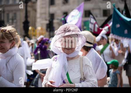 La femme marche dans Londres à 100 ans depuis la première femmes britanniques ont obtenu le droit de vote. Les femmes ont revêtu les couleurs du mouvement des suffragettes - vert, blanc et violet - dans le cadre d'une procession de masse. Banque D'Images