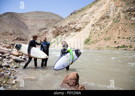 02 juin 2018, l'Afghanistan, l'Panjshir-Valley Afridun Surfers : Uma (r), Bene Di-Qual (l) et Jacob Kelly (c) sont en mission pour établir leur sport en Afghanistan et essayer d'attraper quelques vagues sur la rivière Panjshir. Photo : AFP Banque D'Images