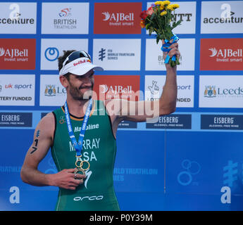 La place du millénaire, Leeds, West Yorkshire, 10 juin 2018. AJ Bell World Triathlon Leeds, au cours de la série mondiale de triathlon ITU. Richard Murray (RSA) célèbre la victoire 2018 AJ Bell World Triathlon Leeds Elite hommes dans le cadre de la série mondiale de triathlon ITU. Credit : Touchlinepics/Alamy Live News Banque D'Images