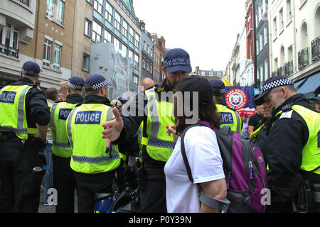 Londres, Royaume-Uni - 10 juin 2018 : un agent de police fait face à une femme par un démonstrateur d'Atout pro gratuitement Tommy Robinson Groupe de démonstration le 10 juin 2018. La libre Tommy Robinson était un demonstraion conter à l'Al Quads jour demonstraion à l'extérieur de l'ambassade d'Arabie saoudite à Londres. L'événement annuel qui se déroule le dernier vendredi du Ramadan qui a été lancé en 1979 pour exprimer leur soutien aux Palestiniens et contre le sionisme et Israël. Crédit : David Mbiyu Crédit : david mbiyu/Alamy Live News Banque D'Images