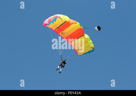 Blackpool, Lancashire, Royaume-Uni. 10/06/2018. Le AirgameZ est l'ultime base jumping concours de la Grande Îles Britanniques. Les cavaliers d'élite du monde entier sont invités à participer à partir de nos 473m de haut en concurrence grue pour voir qui a le culot, les compétences et le style de ravir les foules et gagner le pointage des juges. À partir de cette altitude cavaliers peuvent s'attendre à un retard de plus solides 3 secondes, effectuer le déploiement multi-étages, multi-voies style AAF liée quitte & multi-axe de voltige sur les rotations de la descente. Credit : Cernan Elias/Alamy Live News Banque D'Images