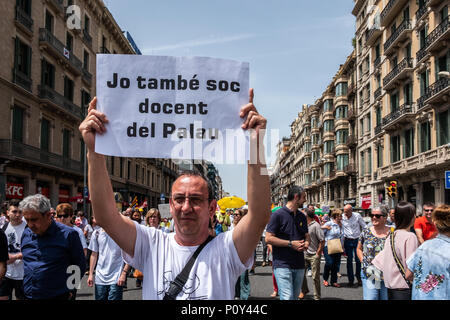 Barcelone, Espagne. 10 juin 2018. Un manifestant est vue montrant une affiche à l'appui de l'éducation catalan système. Des centaines de personnes appelées par les principaux syndicats de l'éducation ont participé à la manifestation pour défendre l'éducation et à l'appui de l'une des écoles secondaires qui a le plus souffert de la répression de l'état espagnol.Des professeurs de l'Institut de Palau ont été accusés et poursuivis pour "l'endoctrinement" pour défendre le droit de vote le 1 octobre. Credit : SOPA/Alamy Images Limited Live News Banque D'Images