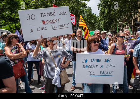 Barcelone, Espagne. 10 juin 2018. Deux manifestants sont vues montrant des affiches avec le texte "Je suis également professeur à l'Institut de Palau". Des centaines de personnes appelées par les principaux syndicats de l'éducation ont participé à la manifestation pour défendre l'éducation et à l'appui de l'une des écoles secondaires qui a le plus souffert de la répression de l'état espagnol.Des professeurs de l'Institut de Palau ont été accusés et poursuivis pour "l'endoctrinement" pour défendre le droit de vote le 1 octobre. Credit : SOPA/Alamy Images Limited Live News Banque D'Images