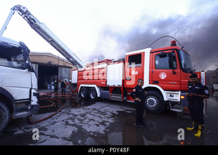 Bagdad, Iraq. 10 Juin, 2018. Les pompiers travaillent à la scène où un incendie a éclaté à Bagdad des urnes le plus grand entrepôt à Bagdad, Iraq, 10 juin 2018. L'assemblée a voté mercredi en faveur d'un recomptage des bulletins de manuel au milieu d'allégations de fraude. Ameer Al Mohammedaw : Crédit/dpa/Alamy Live News Banque D'Images