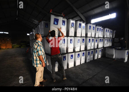 Bagdad, Iraq. 10 Juin, 2018. Les urnes sont vus à Bagdad des boîtes de scrutin le plus important après l'entrepôt d'un incendie, à Bagdad, Iraq, 10 juin 2018. L'assemblée a voté mercredi en faveur d'un recomptage des bulletins de manuel au milieu d'allégations de fraude. Ameer Al Mohammedaw : Crédit/dpa/Alamy Live News Banque D'Images