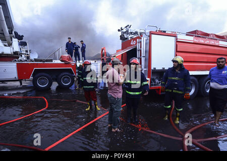 Bagdad, Iraq. 10 Juin, 2018. Les pompiers travaillent à la scène où un incendie a éclaté à Bagdad des urnes le plus grand entrepôt à Bagdad, Iraq, 10 juin 2018. L'assemblée a voté mercredi en faveur d'un recomptage des bulletins de manuel au milieu d'allégations de fraude. Ameer Al Mohammedaw : Crédit/dpa/Alamy Live News Banque D'Images