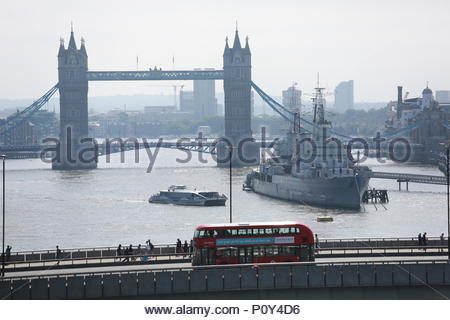 Londres, Royaume-Uni. 10 juin 2018. Météo radieuse à Londres comme de nombreux bâtiments ouvert le week-end des jardins. Le week-end des jardins ouverts continue à Londres dans des jardins et des toits à travers Londres. Parmi ces derniers est le Nomura International jardin sur le toit du bâtiment qui ce matin a vu beaucoup de visiteurs viennent pour profiter de la vue spectaculaire et les activités. Crédit : la double couche/Alamy Live News Banque D'Images