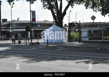 Londres, Royaume-Uni. 10 juin 2018. La capitale de la 74e meurtre voir cette année en ce qui concerne la scène de meurtre d'un homme dit être dans la trentaine a été mortellement poignardé à mort. Il a été déclaré mort sur les lieux par l'ambulance et de services de police qui sont arrivés sur les lieux, en réponse aux appels d'un homme grièvement blessé il s'est avéré que la victime avait été mortellement poignardé. La Police métropolitaine ont ouvert leur 74e enquête pour meurtre après ce dernier incident de frapper la capitale de Londres dans cette frénésie de la criminalité couteau. Credit : Ricardo Maynard/Alamy Live News Banque D'Images