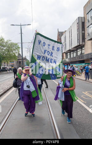 Edinburgh, Ecosse, Royaume-Uni. 10 Juin, 2018. Marcheurs portant une banderole qui dit que le vote des femmes au cours de l'art d'Édimbourg mars Processions célébrant les 100 ans depuis les femmes britanniques a gagné le droit de vote. Des milliers de femmes se sont réunies dans les quatre capitales du Royaume-Uni, Belfast, Cardiff, Edimbourg et Londres. Les participants portaient un livre vert, blanc ou violet foulard et marcha en bandes dans les rues de la ville pour représenter les couleurs de les suffragettes. Credit : Skully/Alamy Live News Banque D'Images