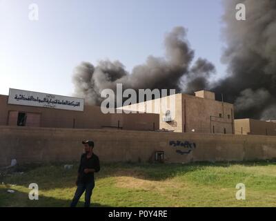 Bagdad, Iraq. 10 Juin, 2018. La fumée est visible sur le site où un violent incendie a éclaté dans trois entrepôts contenant des boîtes de scrutin de l'élection parlementaire au centre-ville de capitale Bagdad, Iraq, 10 juin 2018. Credit : Khalil Dawood/Xinhua/Alamy Live News Banque D'Images