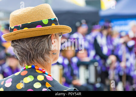 Wimborne, Dorset, UK. 10 juin 2018. Les foules affluent à Wimborne Folk Festival pour une journée de plaisir à regarder les danseurs et l'écoute de la musique. Credit : Carolyn Jenkins/Alamy Live News Banque D'Images