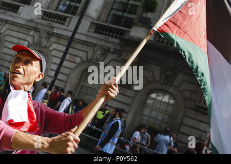 Londres, Royaume-Uni. 10 Juin, 2018. Un démonstrateur vagues un drapeau palestinien au cours de l'Assemblée pro-Palestine/Israël anti-Al-Quds Day manifestation dans le centre de Londres. La manifestation est notamment controversée dans la ville pour le battant de drapeaux du Hezbollah qui a lieu habituellement au cours de celui-ci. Crédit : David Cliff/SOPA Images/ZUMA/Alamy Fil Live News Banque D'Images