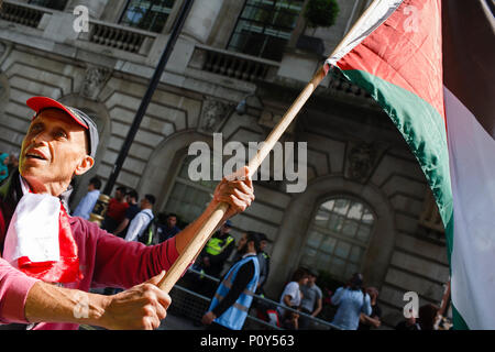 Un démonstrateur vagues un drapeau palestinien au cours de l'Assemblée pro-Palestine/Israël anti-Al-Quds Day manifestation dans le centre de Londres. La manifestation est notamment controversée dans la ville pour le battant de drapeaux du Hezbollah qui a lieu habituellement au cours de celui-ci. Banque D'Images