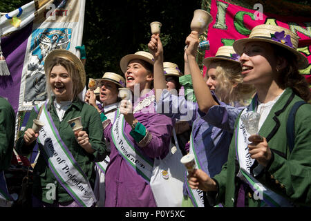 Londres, Royaume-Uni. 10 juin 20118. Le centre de Londres. Les femmes et les filles participent à des processions, une participation de masse produite par l'oeuvre d'Artichaut et commandé par 14-18 maintenant. Jessica Voorsanger's Posse de manifestants de Margate se préparent à prendre part Crédit : Jenny Matthews/Alamy Live News Banque D'Images