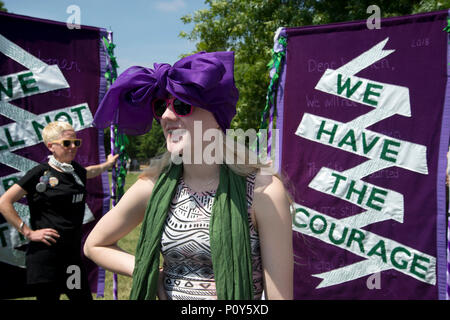 Londres, Royaume-Uni. 10 juin 20118. Le centre de Londres. Les femmes et les filles participent à des processions, une participation de masse produite par l'oeuvre d'Artichaut et commandé par 14-18 maintenant. Une femme avec une ceinture pourpre et la bannière disant "Nous avons le courage' Credit : Jenny Matthews/Alamy Live News Banque D'Images