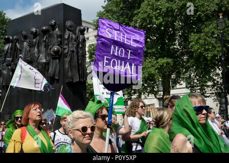 Londres, Royaume-Uni. 10 juin 20118. Le centre de Londres. Les femmes et les filles participent à des processions, une participation de masse produite par l'oeuvre d'Artichaut et commandé par 14-18 maintenant. Les manifestants passent devant le monument commémoratif de guerre des femmes dans Whitehall Crédit : Jenny Matthews/Alamy Live News Banque D'Images