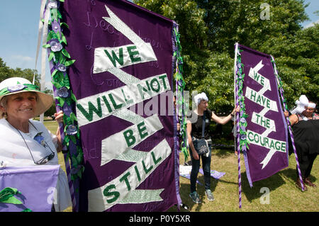 Londres, Royaume-Uni. 10 juin 20118. Le centre de Londres. Les femmes et les filles participent à des processions, une participation de masse produite par l'oeuvre d'Artichaut et commandé par 14-18 maintenant. Les femmes portent des banderoles disant "Nous ne serons pas encore' et 'Nous avons le courage'. Credit : Jenny Matthews/Alamy Live News Banque D'Images