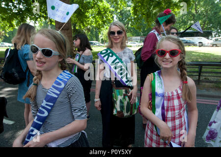 Londres, Royaume-Uni. 10 juin 20118. Le centre de Londres. Les femmes et les filles participent à des processions, une participation de masse produite par l'oeuvre d'Artichaut et commandé par 14-18 maintenant. Une mère et deux filles sur le point de rejoindre la marche Credit : Jenny Matthews/Alamy Live News Banque D'Images