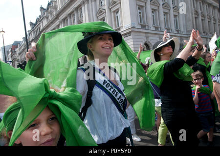 Londres, Royaume-Uni. 10 juin 20118. Le centre de Londres. Les femmes et les filles participent à des processions, une participation de masse produite par l'oeuvre d'Artichaut et commandé par 14-18 maintenant. Sash vert section. Credit : Jenny Matthews/Alamy Live News Banque D'Images