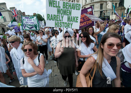 Londres, Royaume-Uni. 10 juin 20118. Le centre de Londres. Les femmes et les filles participent à des processions, une participation de masse produite par l'oeuvre d'Artichaut et commandé par 14-18 maintenant. Une femme tient une pancarte disant 'bien se comporter les femmes font rarement de l'histoire". Credit : Jenny Matthews/Alamy Live News Banque D'Images