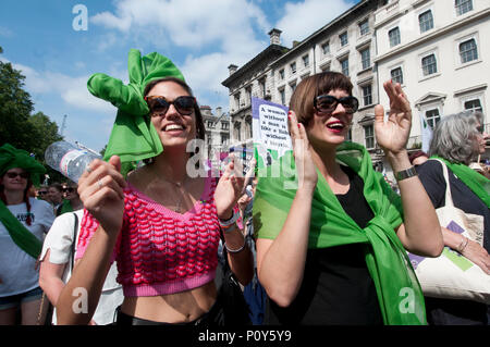 Londres, Royaume-Uni. 10 juin 20118. Le centre de Londres. Les femmes et les filles participent à des processions, une participation de masse produite par l'oeuvre d'Artichaut et commandé par 14-18 maintenant. Deux femmes avec des ceintures vertes prendre part. Derrière eux un classique slogan "Une femme sans homme est comme un poisson sans bicyclette". Credit : Jenny Matthews/Alamy Live News Banque D'Images