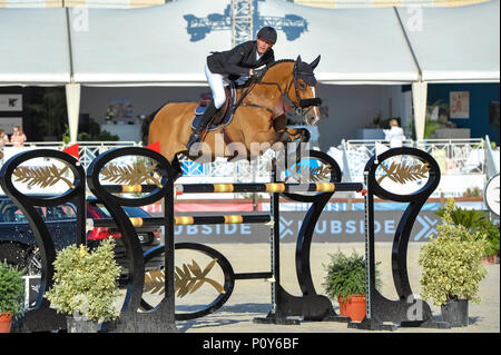 Cannes, France. 09Th Juin, 2018. France Kevin Staut sur Lorenzo fait concurrence au cours de la Ligue des Champions Mondial 2018 Longines à Cannes le 09 juin 2018 Crédit : BTWImages Sport/Alamy Live News Banque D'Images