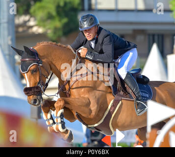 Cannes, France. 09Th Juin, 2018. France Olivier Robert sur Tempo de Paban fait concurrence au cours de la Ligue des Champions Mondial 2018 Longines à Cannes le 09 juin 2018 Crédit : BTWImages Sport/Alamy Live News Banque D'Images