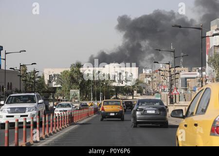 Bagdad, Iraq. 10 Juin, 2018. Les ondes de fumée dans des entrepôts à Bagdad, l'Iraq, le 10 juin 2018. Un violent incendie a éclaté dimanche dans trois entrepôts contenant des boîtes de scrutin de l'élection parlementaire au centre-ville de capitale Bagdad. Credit : Khalil Dawood/Xinhua/Alamy Live News Banque D'Images