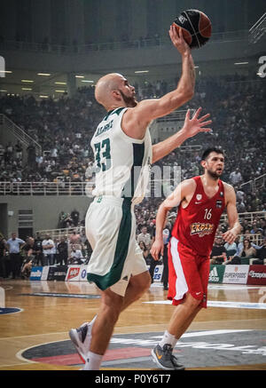 Nick Calathes Panathinaikos d'air au cours de la finale des séries éliminatoires du championnat grec jeu 3 entre l'air et l'Olympiacos Pirée Panathinaikos . (Score final 73-58) Banque D'Images