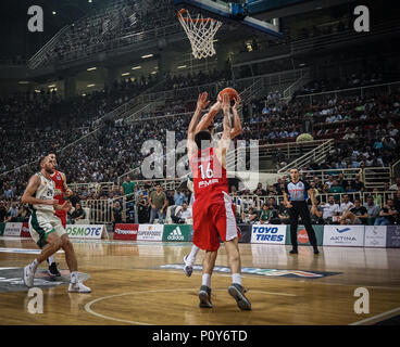 Nick Calathes Panathinaikos d'air au cours de la finale des séries éliminatoires du championnat grec jeu 3 entre l'air et l'Olympiacos Pirée Panathinaikos . (Score final 73-58) Banque D'Images