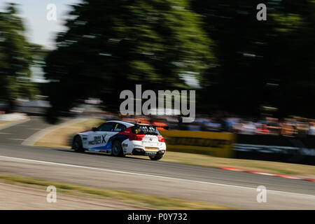 Peu Budworth, Cheshire, Royaume-Uni. 10 Juin, 2018. Pilote BTCC Rob Collard et lecteurs de l'équipe BMW lors de la Dunlop MSA British Touring Car Championship at Oulton Park (photo de Gergo Toth / Alamy Live News) Credit : Gergo Toth/Alamy Live News Banque D'Images