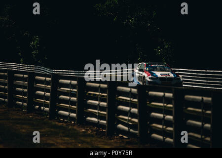 Peu Budworth, Cheshire, Royaume-Uni. 10 Juin, 2018. Colin Turkington pilote BTCC et lecteurs au cours de l'équipe BMW Dunlop MSA British Touring Car Championship at Oulton Park (photo de Gergo Toth / Alamy Live News) Credit : Gergo Toth/Alamy Live News Banque D'Images