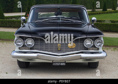 Torino, Italie. 10 juin 2018. 1960 Plymouth Fury dans un des jardins du Palais de Venaria Banque D'Images