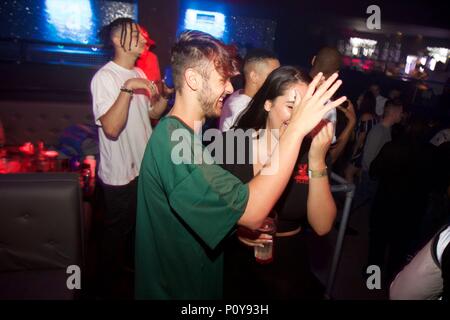 Watford, Royaume-Uni. 10 Jun, 2018. Marnie Simpson et Casey Johnson d'Ex sur la plage, Geordie Shore et Union J fame enivrantes partie avec des amis à Hydeout 2.0 Frais de leur dos Watford dernières vacances. Le couple abattu et vodka disaronno car ils laissent leurs cheveux vers le bas, arrêtant pour bavarder et faire des photos avec les fans et dormi jusqu'à 3h. Credit : Ayeesha Walsh/Alamy Live News Banque D'Images