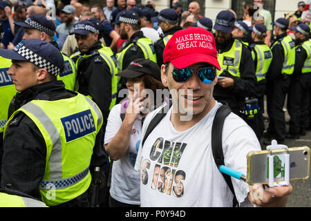 Londres, Royaume-Uni. 10 Juin, 2018. Un homme avec un 'Make Grande-bretagne Great Again' baseball cap près d'un cordon de police confing membres de groupes d'extrême droite pour protester contre la pro-palestinienne Al Quds Day mars à Londres organisée par la Commission islamique des droits de l'homme. Un événement international, il a commencé en Iran en 1979. Qods est le nom arabe de Jérusalem. Credit : Mark Kerrison/Alamy Live News Banque D'Images