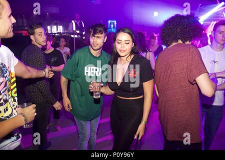 Watford, Royaume-Uni. 10 Jun, 2018. Marnie Simpson et Casey Johnson d'Ex sur la plage, Geordie Shore et Union J fame enivrantes partie avec des amis à Hydeout 2.0 Frais de leur dos Watford dernières vacances. Le couple abattu et vodka disaronno car ils laissent leurs cheveux vers le bas, arrêtant pour bavarder et faire des photos avec les fans et dormi jusqu'à 3h. Credit : Ayeesha Walsh/Alamy Live News Banque D'Images