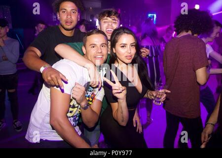 Watford, Royaume-Uni. 10 Jun, 2018. Marnie Simpson et Casey Johnson d'Ex sur la plage, Geordie Shore et Union J fame enivrantes partie avec des amis à Hydeout 2.0 Frais de leur dos Watford dernières vacances. Le couple abattu et vodka disaronno car ils laissent leurs cheveux vers le bas, arrêtant pour bavarder et faire des photos avec les fans et dormi jusqu'à 3h. Credit : Ayeesha Walsh/Alamy Live News Banque D'Images