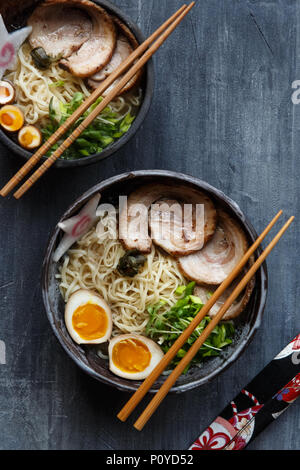 Soupe ramen japonais avec du porc, d'oeufs et la ciboulette Banque D'Images