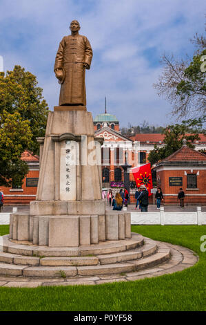Statue de Sun Yatsen en face de la Chambre rouge où la révolution de 1911 qui a entraîné la chute de la dynastie des Qing a commencé. Wuhan, Hubei, Chine Banque D'Images