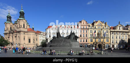 République tchèque, Prague, place de la vieille ville, église St Nicolas, Jan Hus monument, Banque D'Images