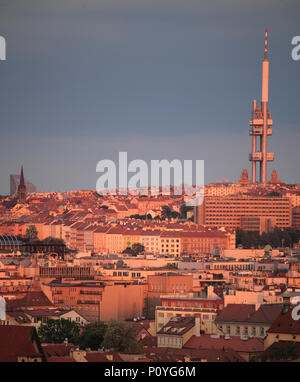 République tchèque, Prague, Skyline, Tour de la télévision Zizkov, Banque D'Images