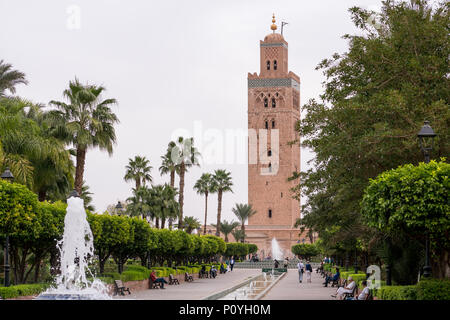 Marrakech, Maroc - 08 novembre 2017 : Vue de la Koutoubia à Marrakech du Lalla Hasna parc avec des palmiers au premier plan Banque D'Images