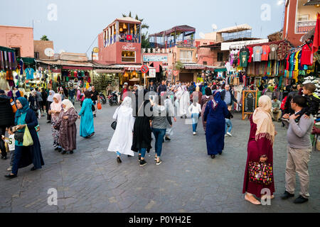 Marrakech, Maroc - 08 novembre 2017 : place du marché marocain Jamaa el Fna à Marrakech médina, appelé aussi la place Jemaa el-Fna, place Djema el-Fna ou Dj Banque D'Images