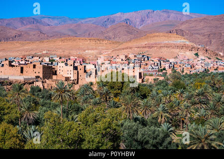 Vue paysage de montagnes de l'Atlas et l'oasis autour d'Douar ait Boujane village de Gorges de Todra à Tinghir, Maroc Banque D'Images