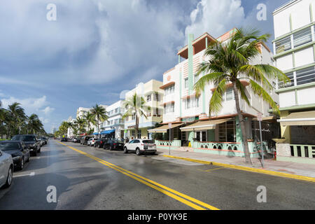 MIAMI BEACH, Floride - le 9 juin 2018 : le célèbre quartier art déco de South Beach, Ocean Drive à Miami, USA Banque D'Images