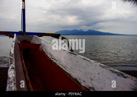 La décomposition de la surface de peinture Vieux Bois Boad la voile sur la mer allant de Mointain Islant par jour nuageux Banque D'Images