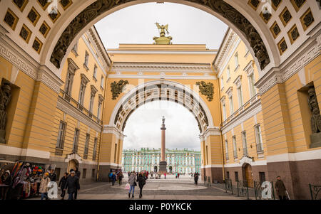 Saint Petersburg, Russie - le 19 septembre 2017 : les gens marcher dans Glavnogo Shtaba Arka à la place du Palais, monument de la colonne d'Alexandre a déclaré à l'avant Banque D'Images
