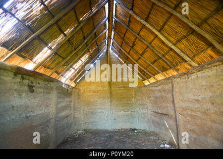 Une vue de l'intérieur d'une maison ancienne dans un parc ethnologique archéologique à Vinkovci Sopot, Croatie. Banque D'Images