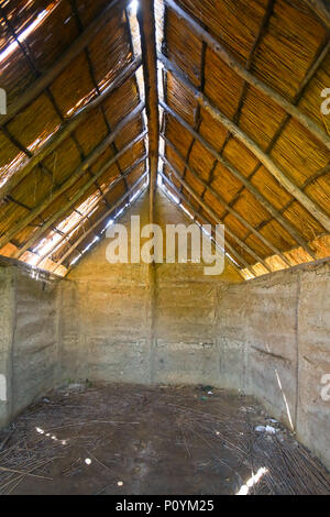 Une vue de l'intérieur d'une maison ancienne dans un parc ethnologique archéologique à Vinkovci Sopot, Croatie. Banque D'Images