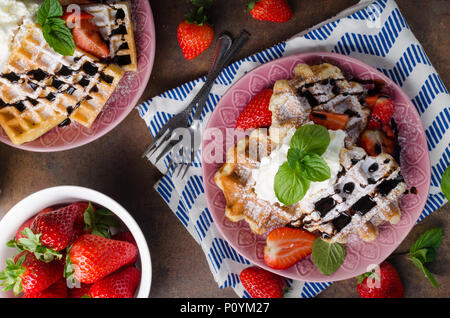 Gaufres aux fruits rouges, les fraises, le chocolat sur le dessus et de menthe Banque D'Images